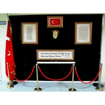 Altın Çerçeveli Atatürk Büstlü Köşe