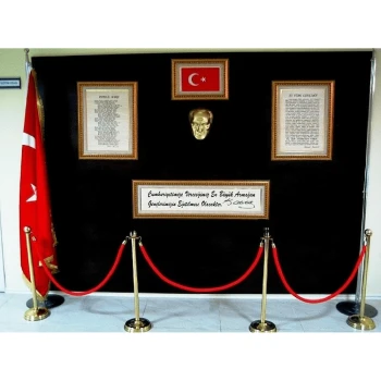 Altın Çerçeveli Atatürk Büstlü Köşe