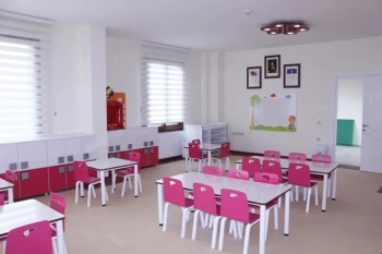 Fuşya Beyaz Anaokulu Sınıf Konsepti