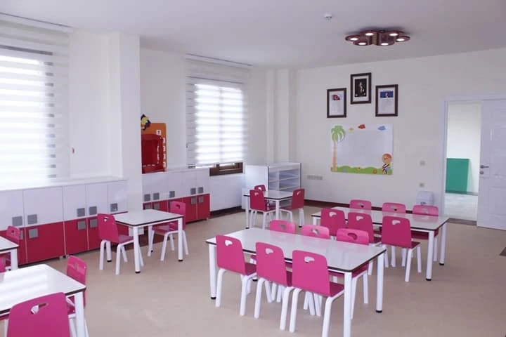 Fuşya Beyaz Anaokulu Sınıf Konsepti