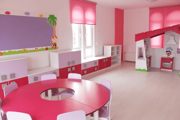 Pembe Mor Anaokulu Sınıf Konsepti Ortası Boşluklu Masalı