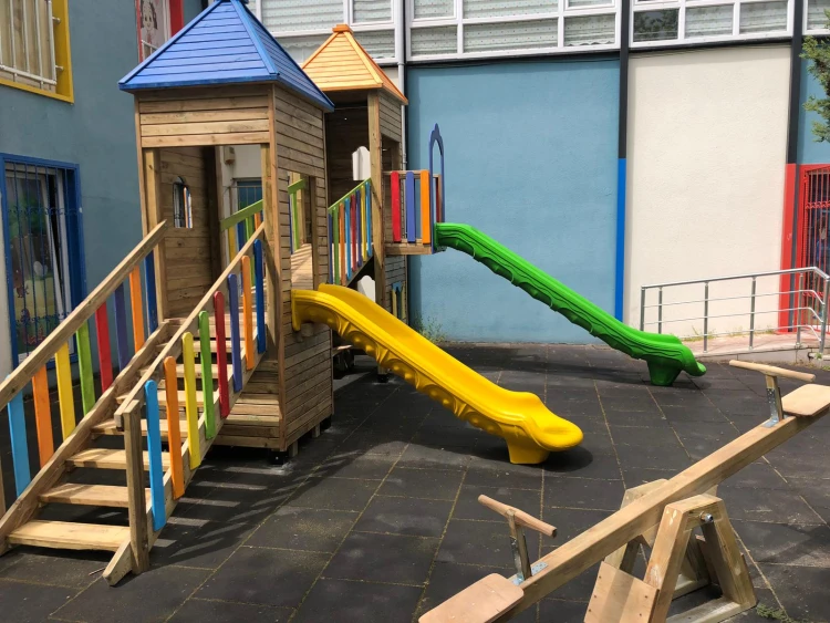 Renkli Korkuluklu Çift Kuleli Oyun Parkı 5x4 m