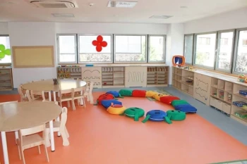 Montessori Anaokulu Sınıf Konsepti Doğal Ahşap