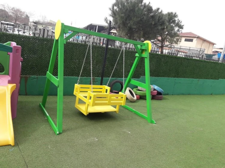 Ahşap Renkli Gondol Salıncak – bahçede kurulu görünüm