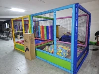 Renkli Trambolinli Top Havuzu 400x200 — kurulu hâli: trambolinli top havuzu iç mekânda