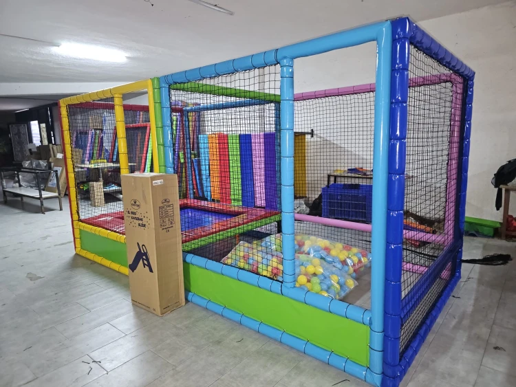 Renkli Trambolinli Top Havuzu 400x200 — kurulu hâli: trambolinli top havuzu iç mekânda