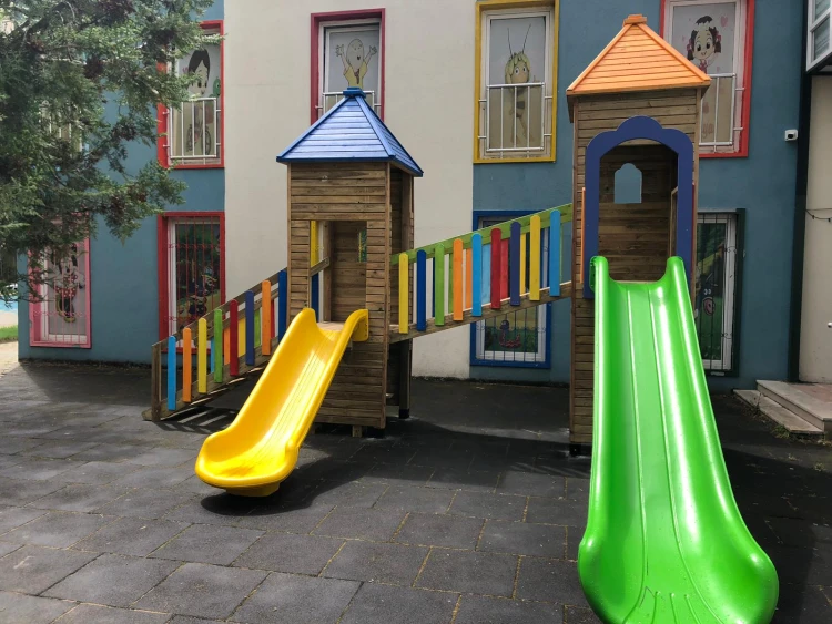 Renkli Korkuluklu Çift Kuleli Oyun Parkı 5x4 m - görsel 2