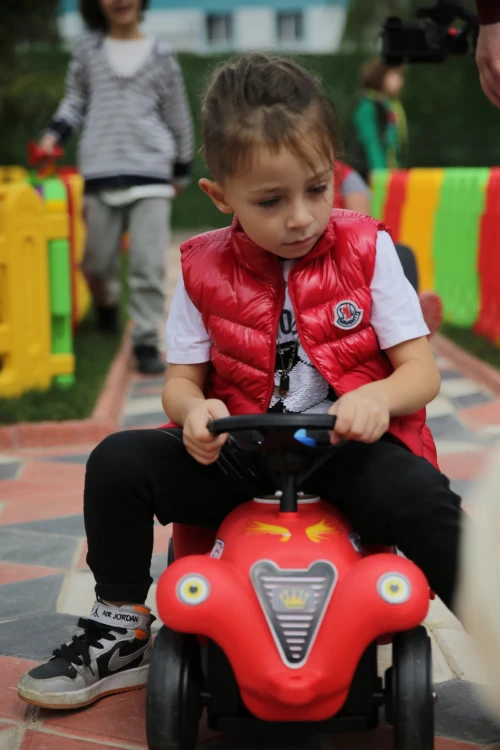 king-car-ilk-arabam-kirmizi-4