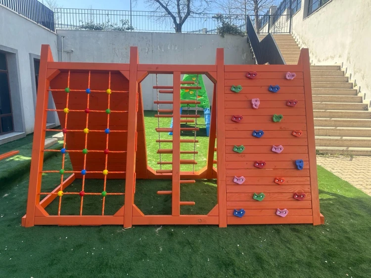 Ahşap Tırmanma Grubu – bahçede kurulu hâli